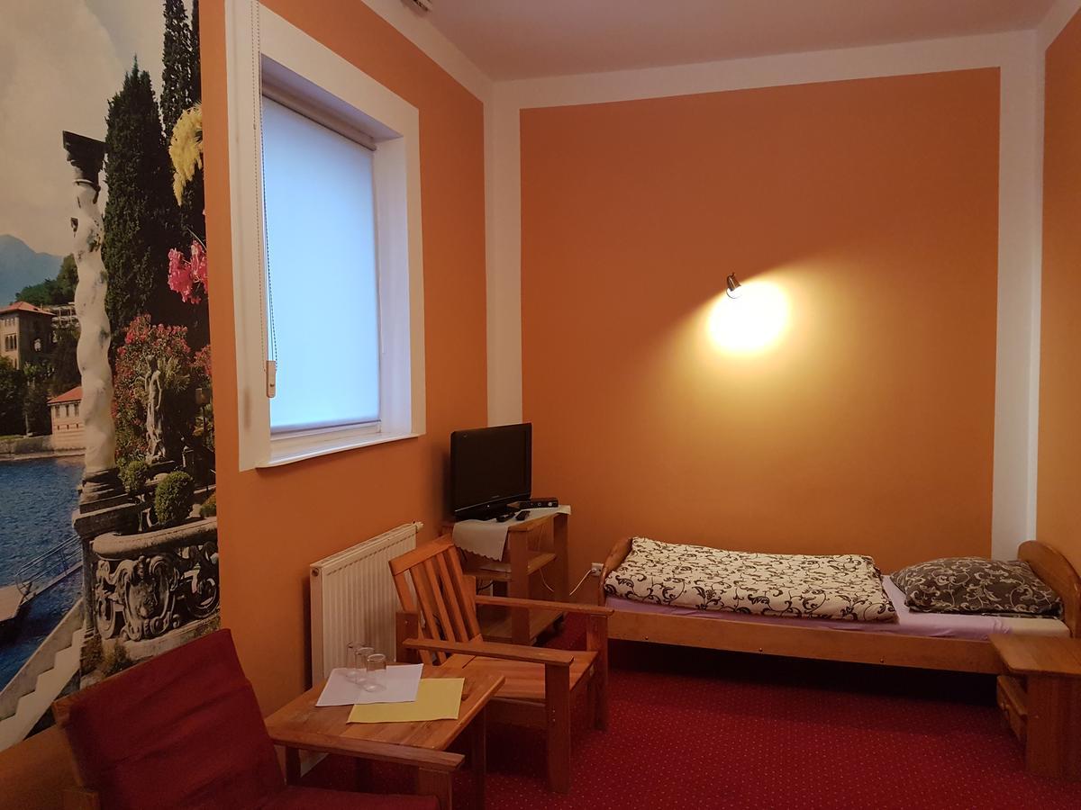 Chrobry Hotel Szprotawa Esterno foto